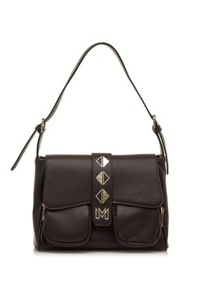 Sac à main en cuir marron avec un rabat repliable, deux poches frontales et des garnitures décoratives en métal doré présentant des formes géométriques.