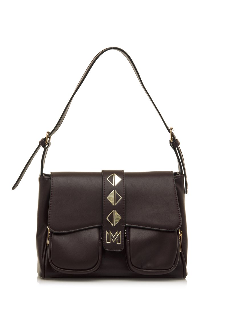 Borsa a tracolla in pelle marrone con una patta pieghevole, due tasche frontali e accessori decorativi in tonalità oro con forme geometriche.