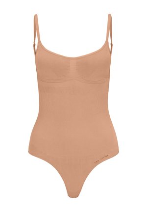 Body de color nude con tirantes finos, textura acanalada y forma ajustada. Presenta una espalda baja y una marca sutil en el lateral.