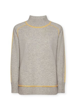Suéter de cuello alto gris con acentos amarillos en las costuras y el dobladillo. Cuenta con puños acanalados y un corte relajado. Textura suave con un diseño minimalista.