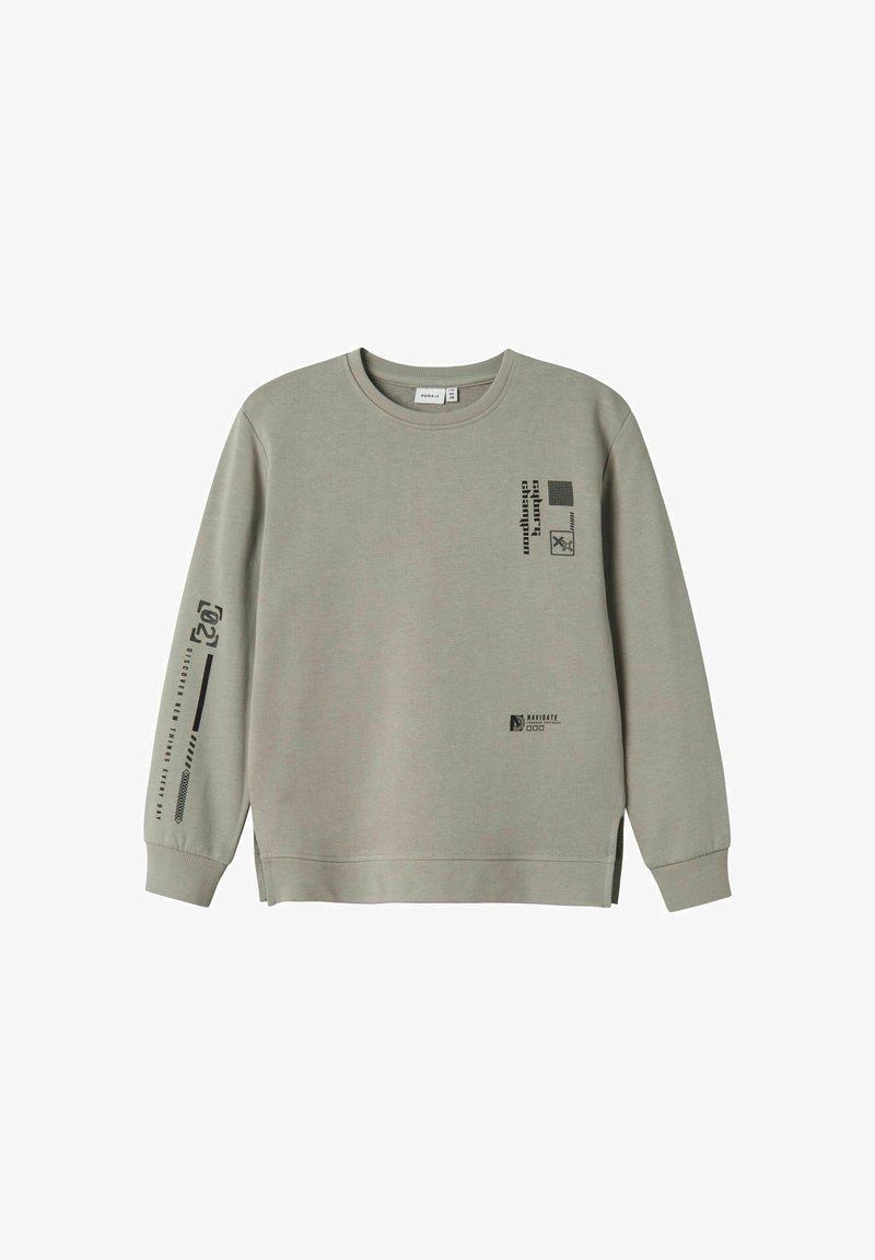 Sweat-shirt gris clair à manches longues avec poignets côtelés, petits motifs géométriques noirs et textes sur la poitrine et la manche droite.