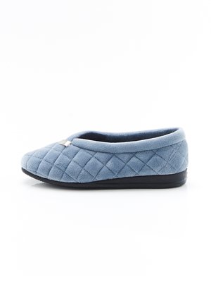 Chausson bleu matelassé à enfiler avec dessus en tissu doux et semelle noire, montré de profil sur fond blanc.