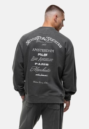 Fleece sweatshirt in donkergrijs, met een grote witte afbeelding met stadsnamen en "GOOD FOR NOTHING" op de achterkant, met ribgebreide cuffs en zoom.