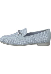Jasnoniebieski mokasyn z plecionym wzorem, skórzanymi akcentami i ozdobną srebrną klamrą. Płaska podeszwa i klasyczny design na wsuw.