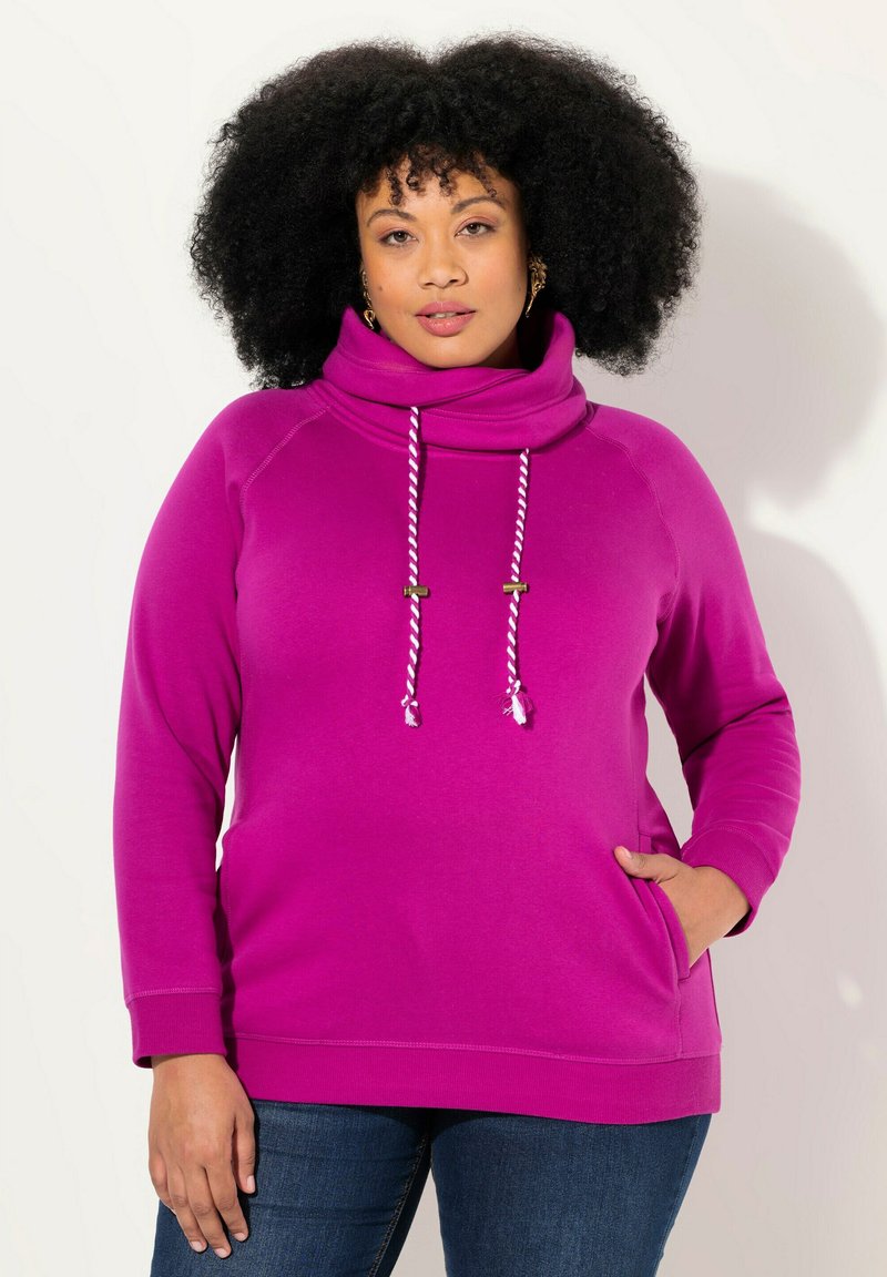 Sudadera fucsia con cuello vuelto, cordones y dos bolsillos laterales. Fabricada en material suave, presenta un corte relajado y puños acanalados.