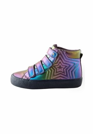 Høje sneakers i iridiserende lilla og grønne materialer. Har tre velcro-stropper, stjerneaccenter og en struktureret sort sål.