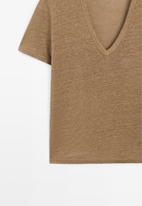 T-shirt marron à manches courtes et col en V, en tissu doux légèrement texturé, sur fond blanc.