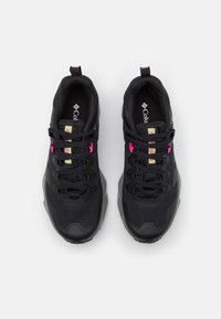 Czarne buty sportowe z przewiewną siateczką, różowymi akcentami i teksturowaną gumową podeszwą. Zawierają sznurowadła i uchwyt do łatwego zakładania.