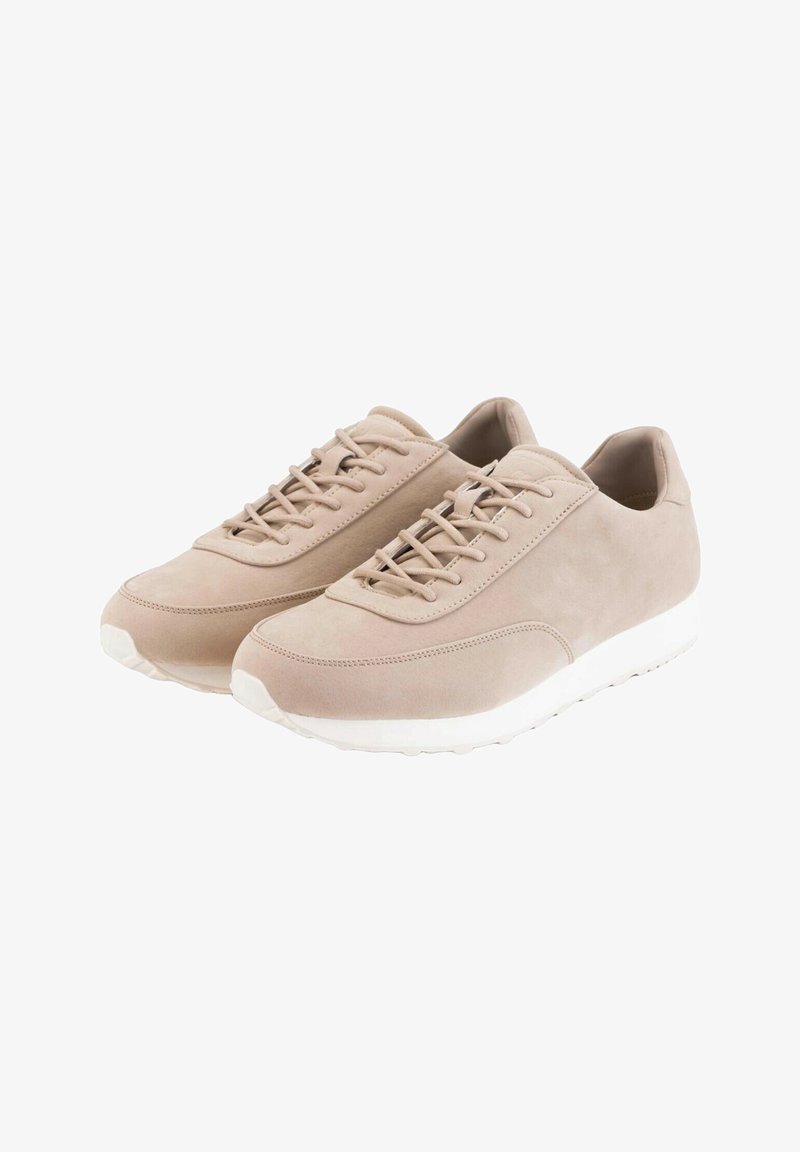 Sneaker in suede beige con una finitura liscia, caratterizzati da una punta tonda, un design con lacci e suola in gomma bianca per una migliore aderenza.