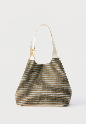 Τσάντα με υφαντό μοτίβο καφέ και μπλε με υφή, λευκή δερμάτινη λαβή και χρυσή αγκράφα σε απλό φόντο.