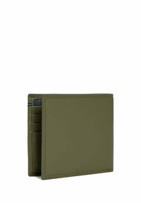 Portafoglio in pelle verde oliva con texture liscia, forma rettangolare, cuciture visibili e numerosi scomparti per carte all'interno.