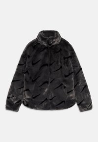 Umělá kožešinová bunda, šedá s vysokým límcem, s texturovaným vzorem černých střižek, dvěma bočními kapsami a útulným designem.