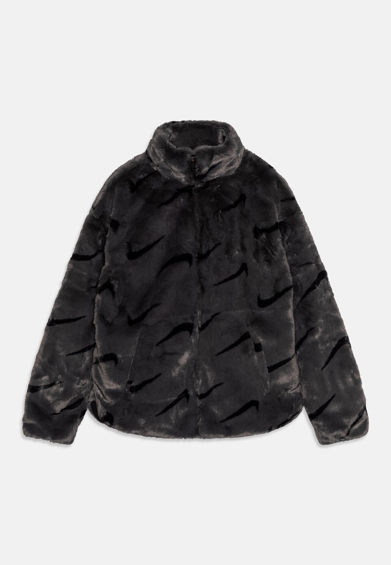 Umělá kožešinová bunda, šedá s vysokým límcem, s texturovaným vzorem černých střižek, dvěma bočními kapsami a útulným designem.