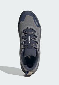 Männlicher grauer und navy Adidas Terrex Wanderschuh mit Mesh-Obermaterial, Schnürverschluss und gepolstertem Schaft, von oben betrachtet.