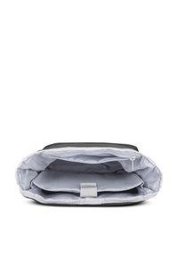 Svart tygväska med dragkedja, med ett mjukt grått innertyg och två vadderade fack för organisering. Hållbart material, elegant design.