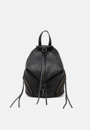 Schwarzer strukturierter Leder-Rucksack mit Tragegriff oben, vordere Reißverschlusstasche, zwei diagonale seitliche Reißverschlusstaschen mit langen Lederlaschen.
