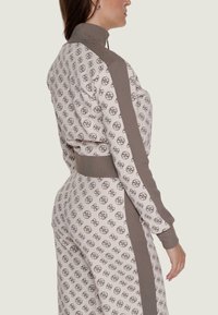 Guess Jaka ar rāvējslēdzēju - brown