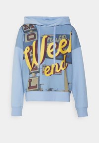 Niebieska bluza z kapturem z grafiką z przodu, na której widnieje słowo "Weekend" w kolorach żółtym i bordowym. Wykonana z miękkiej mieszanki bawełny, z regulowanymi sznurkami.