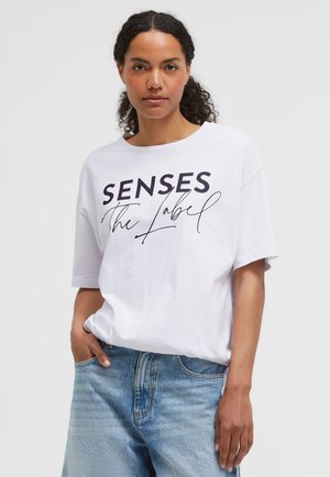 SENSES.THE LABEL, SENSES.THE LABEL T-SHIRT TOM:BE MIT TUNNELZUGSAUM - Print T-shirt - opticwhite
