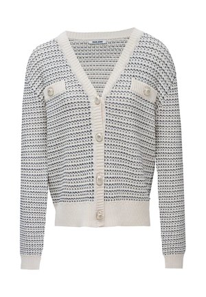 Cárdigan abotonado con patrón en crema y negro, cuello en V, puños y dobladillo acanalados, y dos bolsillos decorativos con botones en el pecho.