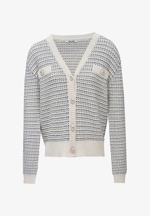 Cárdigan abotonado con patrón en crema y negro, cuello en V, puños y dobladillo acanalados, y dos bolsillos decorativos con botones en el pecho.