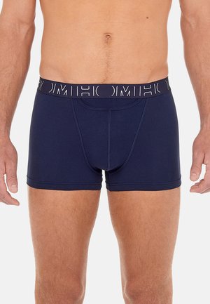 Marineblaue Herren-Boxershorts mit einem weichen Bund und weißem Logo-Text; glatte Textur und körperbetontes Design mit einer Fronttasche.