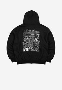 Μαύρο φούτερ με κουκούλα, με λευκά γραφικά που μοιάζουν με χειρόγραφες σημειώσεις και σχέδια στην πλάτη.