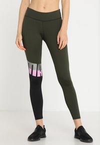 Olivově zelené legíny s vysokým pasem, černou spodní částí a reflexními stříbrnými a růžovými grafickými akcenty na bocích. Hladký povrch.