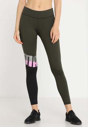 Oliivinvihreät legginsit korkean vyötärön kanssa, musta alaosa ja heijastavat hopea- ja vaaleanpunaiset graafiset yksityiskohdat sivuilla. Silkkinen pinta.