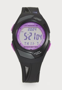 Cyfrowy zegarek Casio z czarną plastikową obudową, fioletowymi akcentami i dużym wyświetlaczem LCD, na którym widać czas i datę. Funkcje obejmują stoper na okrążenia i baterię o żywotności 10 lat.