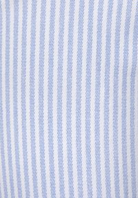 Baumwollstoff mit schmalen blauen und weißen vertikalen Streifen, mit einer glatten Textur und einem lässigen Design.