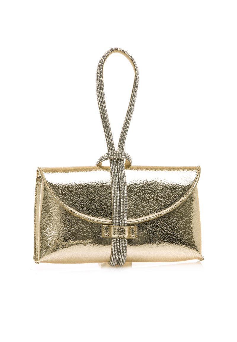 Borsa a mano in metallo dorato con superficie texturizzata, patta ondulata e manico intrecciato in argento. Il sistema di chiusura presenta una fascia decorativa in metallo.