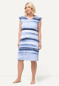 Abito a righe blu e bianche con maniche a sbuffo corte, scollatura a V, lunghezza al ginocchio, realizzato in tessuto leggero, caratterizzato da righe di diverse larghezze.