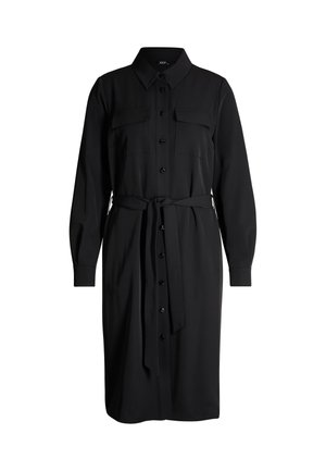 Abito camicia nero con chiusura a bottoni, due tasche sul petto, maniche lunghe, colletto e cintura in vita. Tessuto dalla trama liscia.