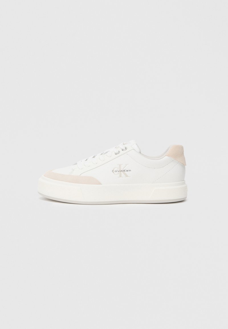 Λευκό sneaker με λείο δέρμα στην επάνω επιφάνεια, απαλές μπεζ λεπτομέρειες, λογότυπο στο πλάι και χοντρή λευκή καουτσούκ σόλα. Κλείσιμο με κορδόνια.