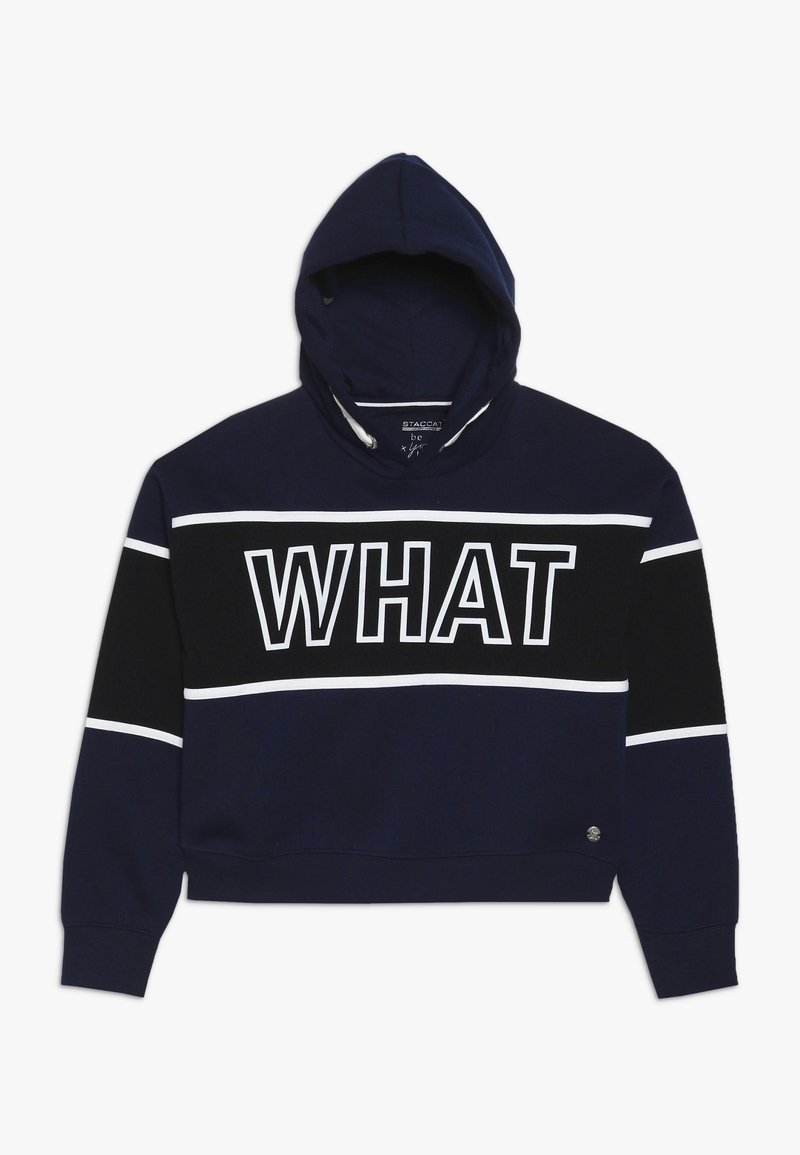Sweat à capuche bleu marine avec des rayures noires et blanches et le mot « WHAT » en grandes lettres blanches sur la poitrine.
