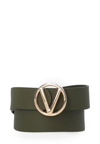 Olivgrüner Leder-Gürtel mit strukturiertem Finish und einer goldfarbenen, runden Schnalle, die ein markantes 'V'-Emblem aufweist.