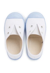 Sneakers bianche in tela, modello slip-on, con punta in gomma blu chiaro e suola texturizzata. Presentano cuciture a vista e due fori di ventilazione.