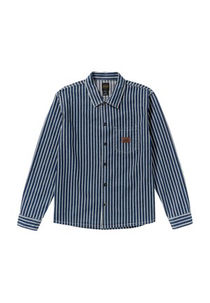 Blau-weißer Streifenhemd aus Denim mit spitzem Kragen, Knopfverschluss und einer Brusttasche mit einem Leder-Patch.