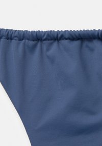 Tessuto da nuoto blu navy con bordo elasticizzato arricciato, caratterizzato da una superficie liscia e un leggero effetto lucido.