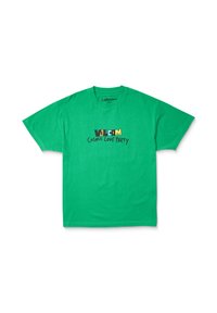 Zielona bawełniana koszulka z krótkim rękawem. Na przodzie znajdują się napisy "COSMIC LOVE PARTY" w kolorowych blokowych literach. Klasyczny dekolt typu crew neck.
