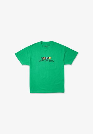 Grøn bomulds T-shirt med korte ærmer. Har "COSMIC LOVE PARTY" i flerfarvede blokbogstaver på forsiden. Klassisk crew neck-design.