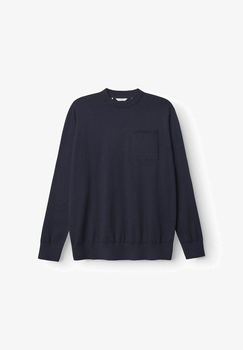 Pull en coton à manches longues bleu marine avec un col rond, des poignets côtelés et une poche poitrine. Texture lisse et coupe décontractée.