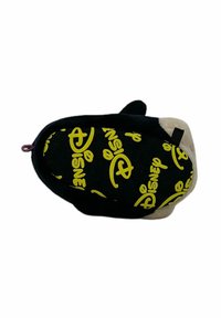 Sacchetto di tessuto nero con loghi Disney gialli, design arrotondato e parte inferiore morbida beige; presenta un piccolo dettaglio a forma di orecchio su un lato.