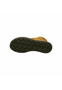 Suola di stivale gialla in suede caratterizzata da un motivo di battistrada profondo con dettagli a zigzag per una maggiore aderenza. La suola è in gomma nera con una forma arrotondata.
