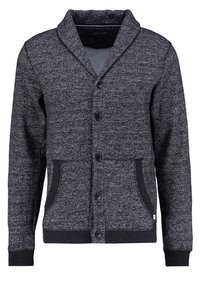 Cardigan de punto en gris oscuro con un patrón texturizado, cuello de chal, cierre de botones y dos bolsillos frontales. Presenta puños y dobladillo acanalados.
