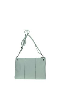 Bolso cruzado de cuero gris claro con una superficie texturizada, dos costuras verticales y correas dobles, incluyendo un acento de cadena en un lado.