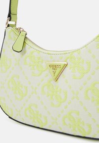 Guess RUMA MINI TOP ZIP - Kézitáska - chartreuse logo
