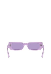 Occhiali da sole viola con una montatura rettangolare elegante, bracci traslucidi e lenti colorate. Gli accenti testurizzati sui bracci aggiungono un tocco di dettaglio.