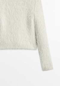 Pull court gris clair à texture duveteuse, avec manches longues et un design côtelé doux sur toute la surface.